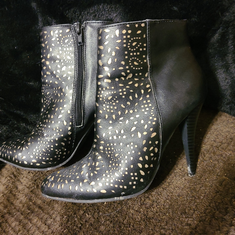 Cushion Walk by Avon black heel boots size 7